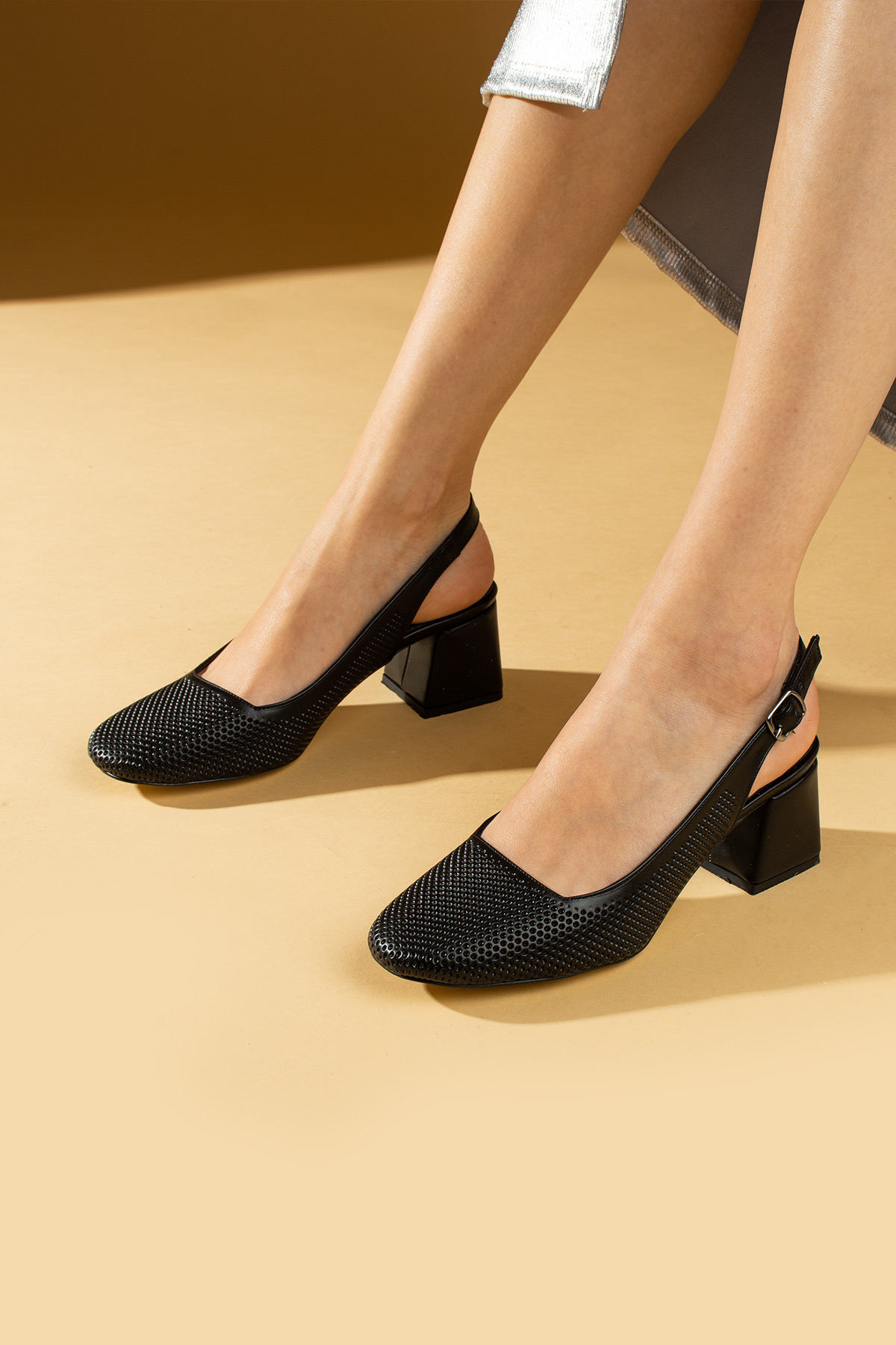 Pembe Potin Lazer Kesim Rahat Taban Tokalı Kadın Topuklu Ayakkabı 001-275-24 - Siyah